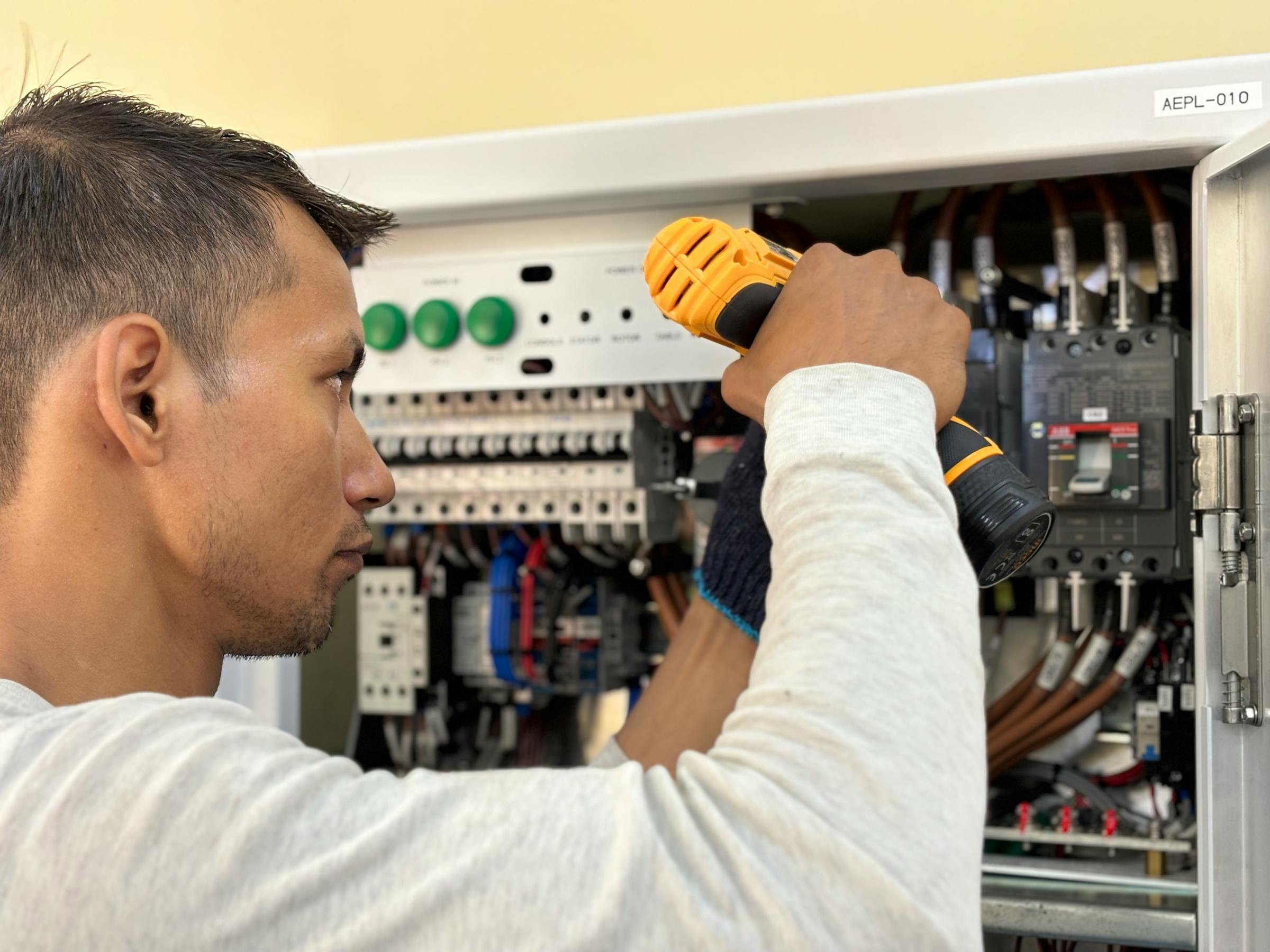 Electricista de infraestructura de recarga trabajando en una instalación