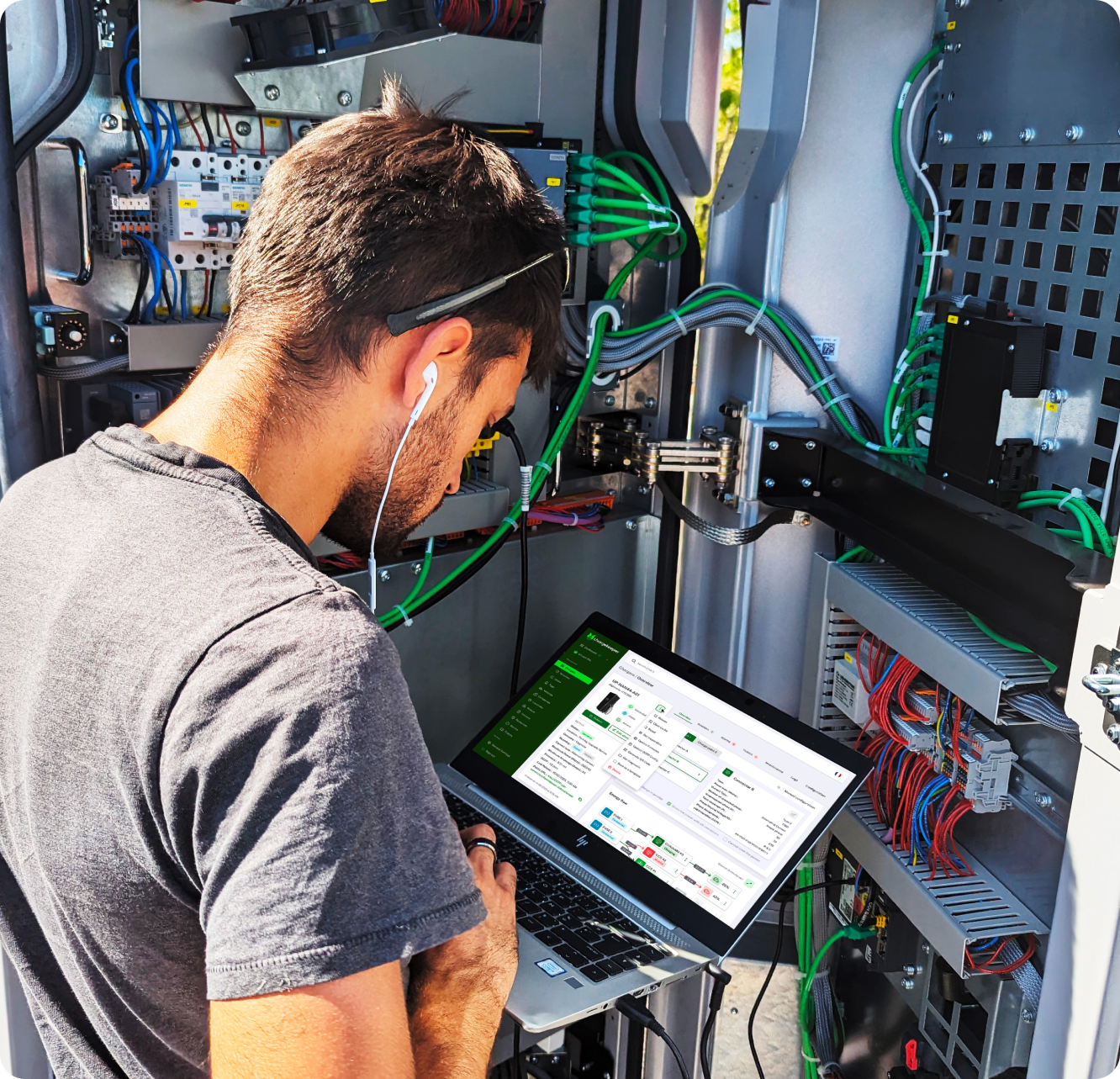 Técnico de infraestructura de recarga trabajando